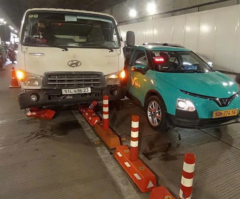 Tai nạn li&ecirc;n ho&agrave;n giữa hầm Thủ Thi&ecirc;m, giao th&ocirc;ng &ugrave;n ứ nghi&ecirc;m trọng- Ảnh 1.