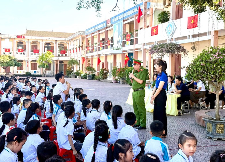 Gần 800 học sinh ở Hải Ph&ograve;ng được tuy&ecirc;n truyền an to&agrave;n giao th&ocirc;ng- Ảnh 1.