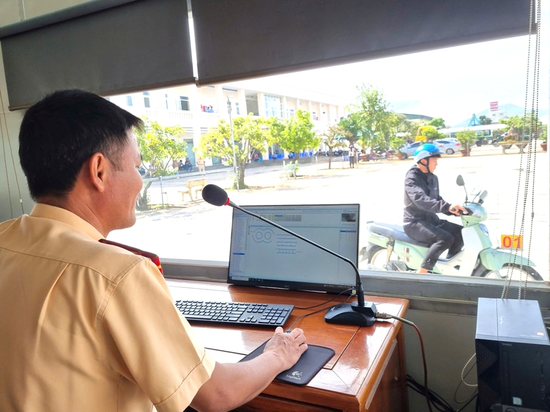 Gia Lai: Hàng trăm người dân xã đảo phấn khởi vượt biển vào thi sát hạch lái xe miễn phí- Ảnh 4. Gia Lai: Hàng trăm người dân xã đảo phấn khởi vượt biển vào thi sát hạch lái xe miễn phí- Ảnh 4.