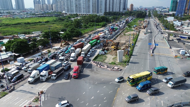 Sở X&acirc;y dựng TP.HCM n&oacute;i g&igrave; về vạch sơn chồng ch&eacute;o, rối rắm tại n&uacute;t giao An Ph&uacute;?- Ảnh 2.