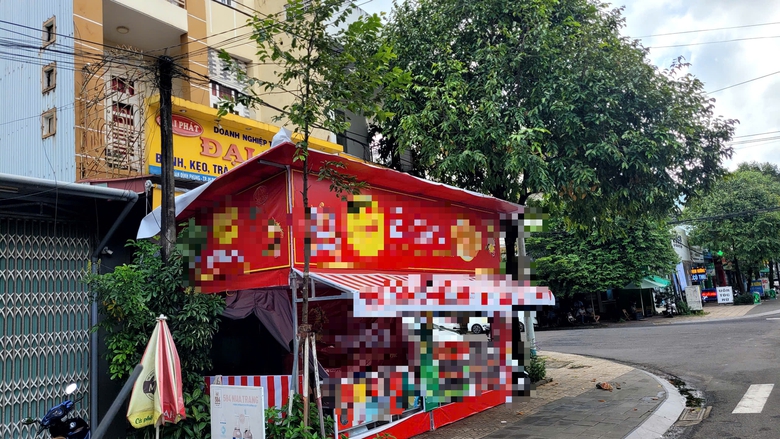 Gia Lai: Ki ốt b&aacute;n b&aacute;nh trung thu lấn chiếm vỉa h&egrave;- Ảnh 2.