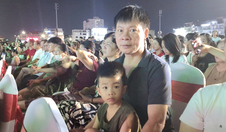 Mãn nhãn với đại tiệc ánh sáng chào mừng Quốc khánh 2/9 tại nhiều tỉnh, thành- Ảnh 18. Mãn nhãn với đại tiệc ánh sáng chào mừng Quốc khánh 2/9 tại nhiều tỉnh, thành- Ảnh 18.