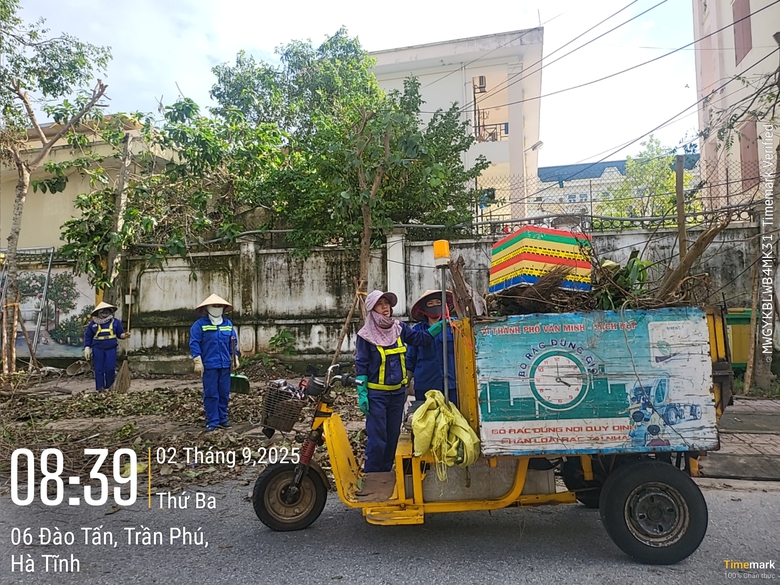 Những công nhân Hà Tĩnh thầm lặng khắc phục hậu quả bão lũ trong ngày 2/9- Ảnh 2. Những công nhân Hà Tĩnh thầm lặng khắc phục hậu quả bão lũ trong ngày 2/9- Ảnh 2.