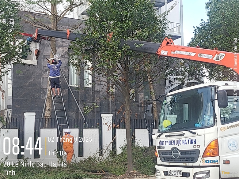 Những công nhân Hà Tĩnh thầm lặng khắc phục hậu quả bão lũ trong ngày 2/9- Ảnh 3. Những công nhân Hà Tĩnh thầm lặng khắc phục hậu quả bão lũ trong ngày 2/9- Ảnh 3.