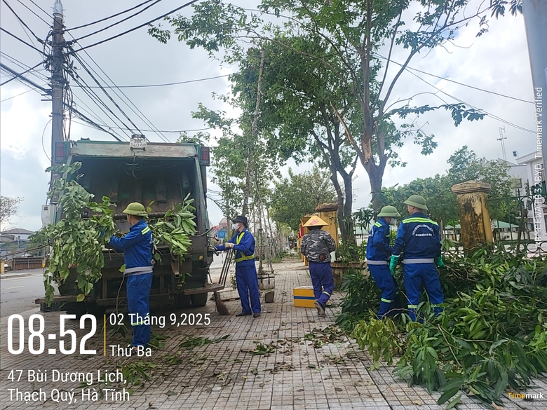 Những công nhân Hà Tĩnh thầm lặng khắc phục hậu quả bão lũ trong ngày 2/9- Ảnh 1. Những công nhân Hà Tĩnh thầm lặng khắc phục hậu quả bão lũ trong ngày 2/9- Ảnh 1.