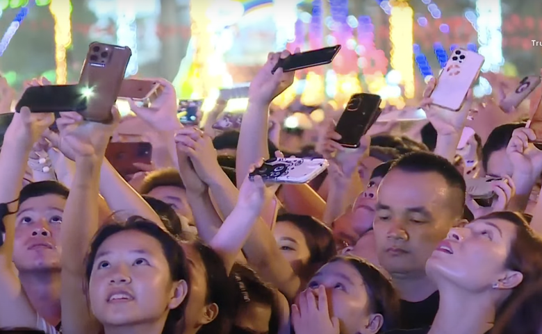 M&atilde;n nh&atilde;n với đại tiệc &aacute;nh s&aacute;ng ch&agrave;o mừng Quốc kh&aacute;nh 2/9 tại nhiều tỉnh, th&agrave;nh- Ảnh 31.