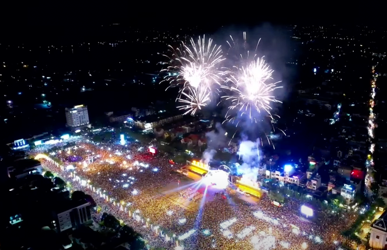 M&atilde;n nh&atilde;n với đại tiệc &aacute;nh s&aacute;ng ch&agrave;o mừng Quốc kh&aacute;nh 2/9 tại nhiều tỉnh, th&agrave;nh- Ảnh 30.