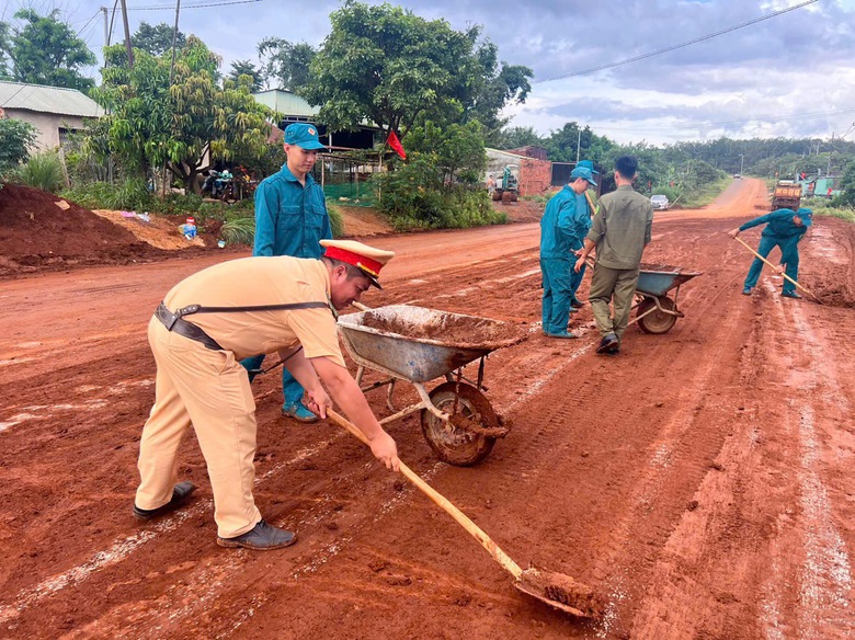 Đồng Nai: Khẩn trương khắc phục sự cố sạt lở, b&ugrave;n đất phủ k&iacute;n quốc lộ 14C- Ảnh 2.