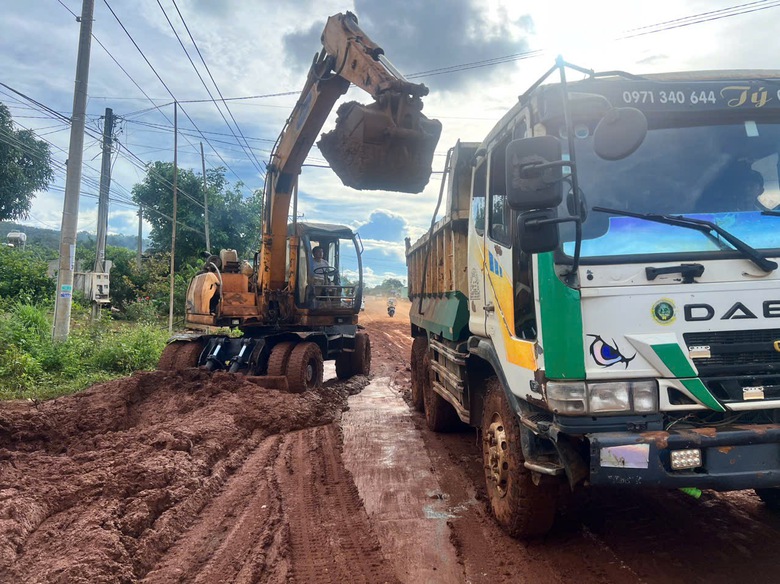 Đồng Nai: Khẩn trương khắc phục sự cố sạt lở, b&ugrave;n đất phủ k&iacute;n quốc lộ 14C- Ảnh 6.