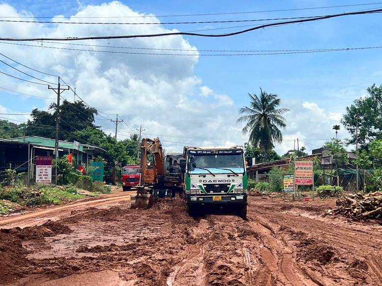 Đồng Nai: Khẩn trương khắc phục sự cố sạt lở, b&ugrave;n đất phủ k&iacute;n quốc lộ 14C- Ảnh 5.