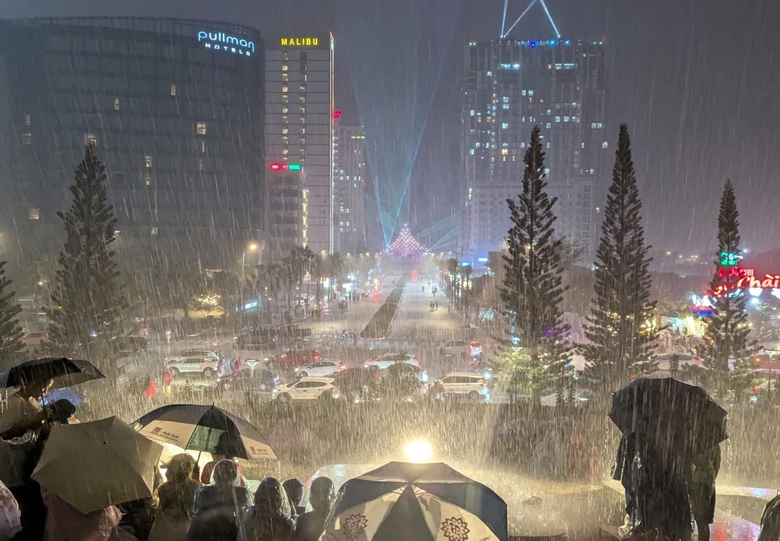 Mãn nhãn với đại tiệc ánh sáng chào mừng Quốc khánh 2/9 tại nhiều tỉnh, thành- Ảnh 4. Mãn nhãn với đại tiệc ánh sáng chào mừng Quốc khánh 2/9 tại nhiều tỉnh, thành- Ảnh 4.