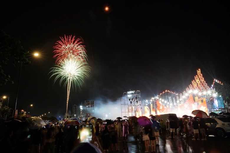 M&atilde;n nh&atilde;n với đại tiệc &aacute;nh s&aacute;ng ch&agrave;o mừng Quốc kh&aacute;nh 2/9 tại nhiều tỉnh, th&agrave;nh- Ảnh 8.