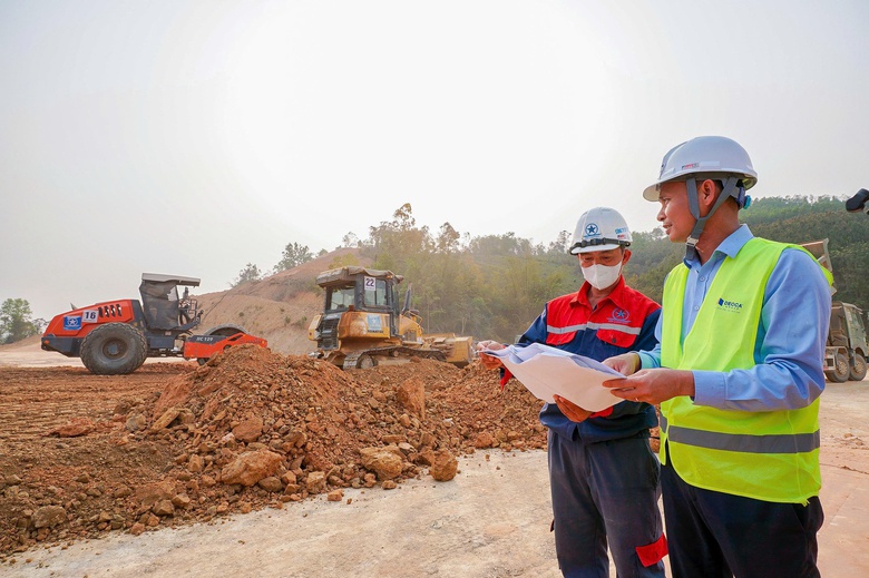 Gần 6.000 người thi c&ocirc;ng cao tốc Hữu Nghị - Chi Lăng, Đồng Đăng - Tr&agrave; Lĩnh xuy&ecirc;n lễ 2/9- Ảnh 1.