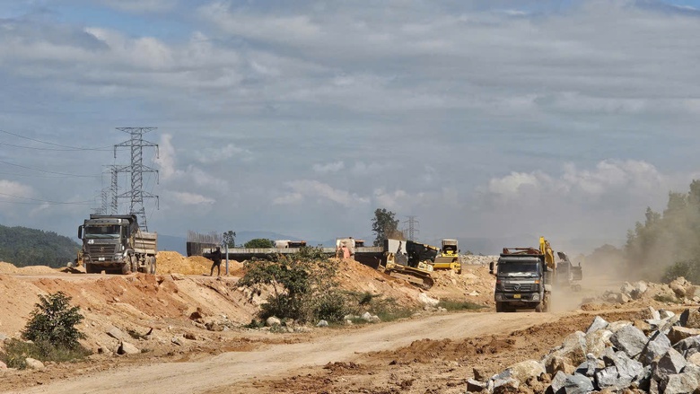 Cao tốc Chí Thạnh - Vân Phong: Hơn 1.000 kỹ sư, công nhân thi công xuyên lễ- Ảnh 7. Cao tốc Chí Thạnh - Vân Phong: Hơn 1.000 kỹ sư, công nhân thi công xuyên lễ- Ảnh 7.