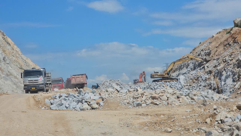 Cao tốc Chí Thạnh - Vân Phong: Hơn 1.000 kỹ sư, công nhân thi công xuyên lễ- Ảnh 9. Cao tốc Chí Thạnh - Vân Phong: Hơn 1.000 kỹ sư, công nhân thi công xuyên lễ- Ảnh 9.