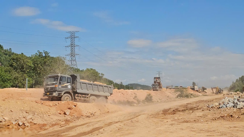 Cao tốc Chí Thạnh - Vân Phong: Hơn 1.000 kỹ sư, công nhân thi công xuyên lễ- Ảnh 12. Cao tốc Chí Thạnh - Vân Phong: Hơn 1.000 kỹ sư, công nhân thi công xuyên lễ- Ảnh 12.