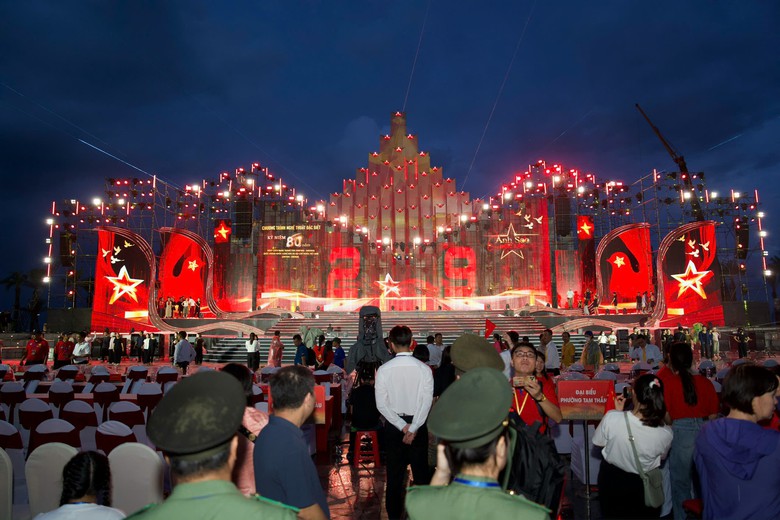 Mãn nhãn với đại tiệc ánh sáng chào mừng Quốc khánh 2/9 tại nhiều tỉnh, thành- Ảnh 6. Mãn nhãn với đại tiệc ánh sáng chào mừng Quốc khánh 2/9 tại nhiều tỉnh, thành- Ảnh 6.