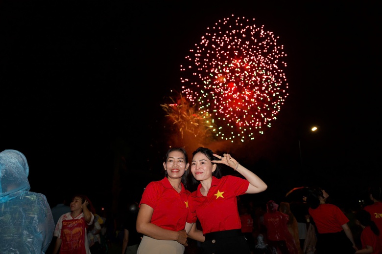Mãn nhãn với đại tiệc ánh sáng chào mừng Quốc khánh 2/9 tại nhiều tỉnh, thành- Ảnh 9. Mãn nhãn với đại tiệc ánh sáng chào mừng Quốc khánh 2/9 tại nhiều tỉnh, thành- Ảnh 9.