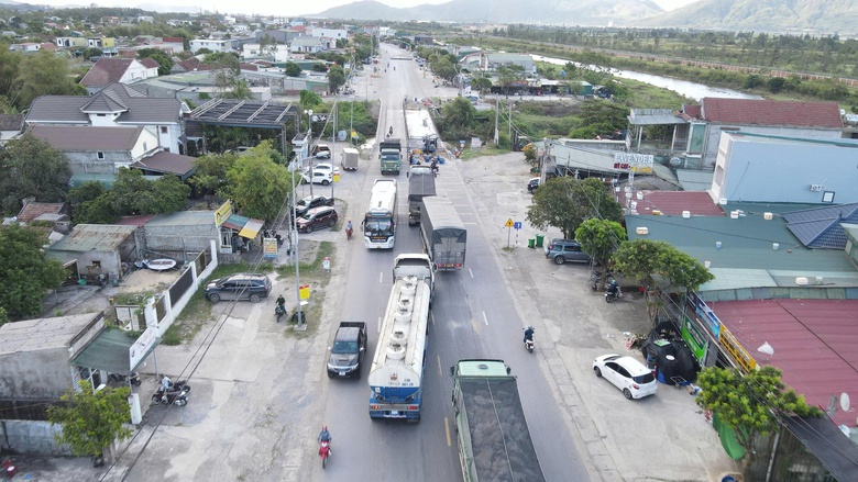 Giao th&ocirc;ng thường xuy&ecirc;n &ugrave;n tắc do sửa chữa cầu tr&ecirc;n QL1 H&agrave; Tĩnh, ng&agrave;nh chức năng l&ecirc;n tiếng- Ảnh 1.