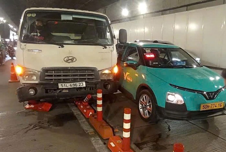 Hiện trường vụ tai nạn liên hoàn trong hầm Thủ Thiêm. Hiện trường vụ tai nạn liên hoàn trong hầm Thủ Thiêm.