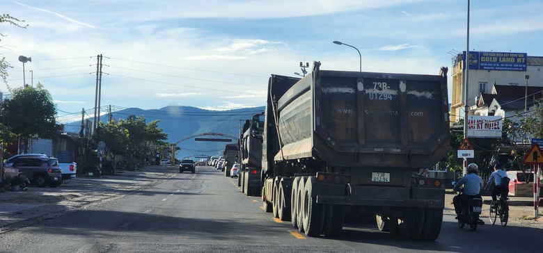 Giao th&ocirc;ng thường xuy&ecirc;n &ugrave;n tắc do sửa chữa cầu tr&ecirc;n QL1 H&agrave; Tĩnh, ng&agrave;nh chức năng l&ecirc;n tiếng- Ảnh 3.