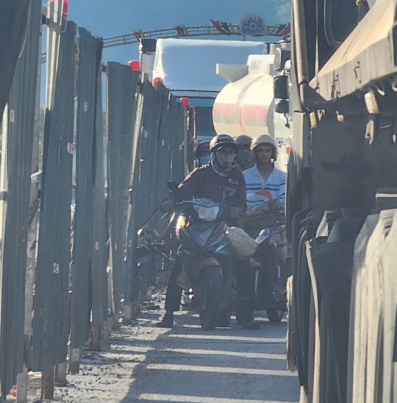 Giao th&ocirc;ng thường xuy&ecirc;n &ugrave;n tắc do sửa chữa cầu tr&ecirc;n QL1 H&agrave; Tĩnh, ng&agrave;nh chức năng l&ecirc;n tiếng- Ảnh 4.