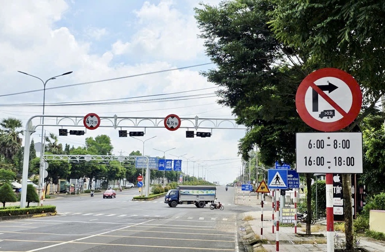 Lắp đặt hệ thống đ&egrave;n t&iacute;n hiệu x&oacute;a &ldquo;điểm đen&rdquo; tại giao lộ Phan Bội Ch&acirc;u - QL14- Ảnh 1.