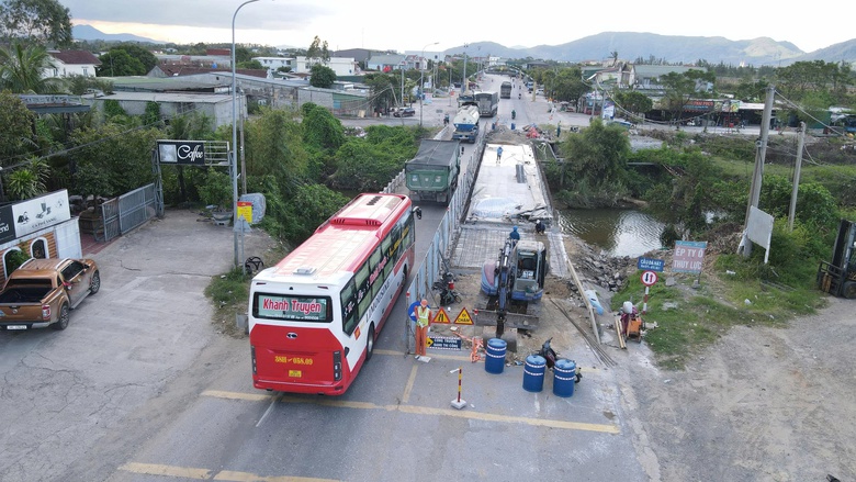Giao th&ocirc;ng thường xuy&ecirc;n &ugrave;n tắc do sửa chữa cầu tr&ecirc;n QL1 H&agrave; Tĩnh, ng&agrave;nh chức năng l&ecirc;n tiếng- Ảnh 2.