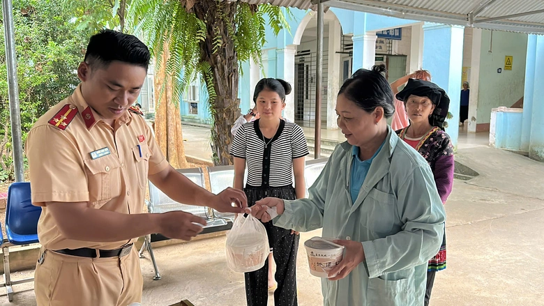 CSGT L&agrave;o Cai ph&aacute;t ch&aacute;o kết hợp tuy&ecirc;n truyền ph&aacute;p luật ATGT tại bệnh viện - Ảnh 1.