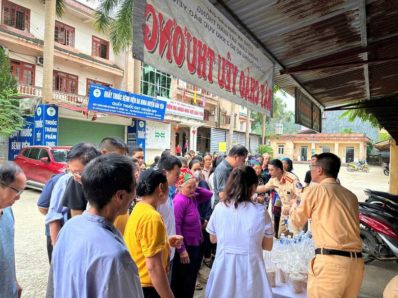 CSGT L&agrave;o Cai ph&aacute;t ch&aacute;o kết hợp tuy&ecirc;n truyền ph&aacute;p luật ATGT tại bệnh viện - Ảnh 4.