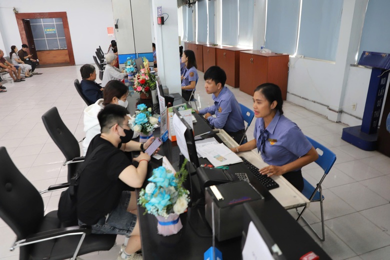 TP.HCM: Người dân xếp hàng từ rạng sáng mua vé tàu Tết trong ngày đầu mở bán- Ảnh 3. TP.HCM: Người dân xếp hàng từ rạng sáng mua vé tàu Tết trong ngày đầu mở bán- Ảnh 3.