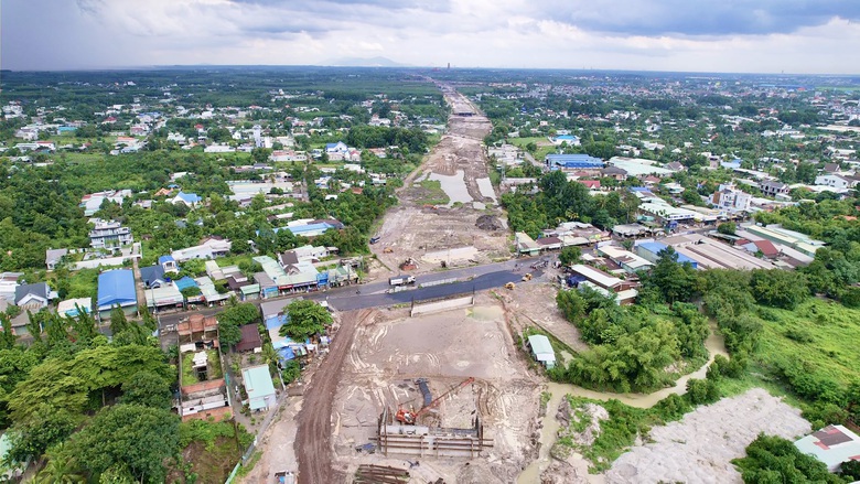 Chuyển khối lượng, bổ sung thầu phụ để cao tốc Biên Hòa - Vũng Tàu kịp cán đích 19/12- Ảnh 2. Chuyển khối lượng, bổ sung thầu phụ để cao tốc Biên Hòa - Vũng Tàu kịp cán đích 19/12- Ảnh 2.