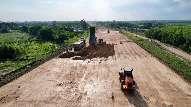 Đẩy nhanh phần cầu tuyến huyết mạch nối s&acirc;n bay Long Th&agrave;nh, cảnh b&aacute;o nh&agrave; thầu chậm- Ảnh 1.