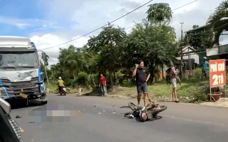 Hiện trường vụ tai nạn làm hai thanh niên tử vong. Hiện trường vụ tai nạn làm hai thanh niên tử vong.