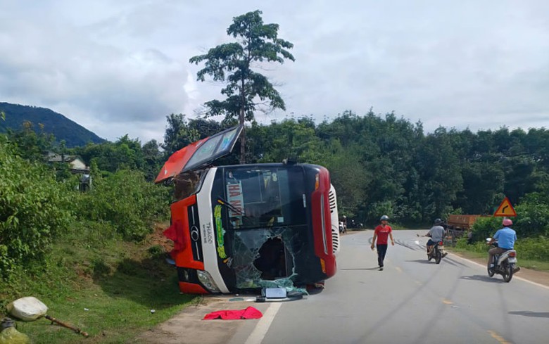 Hiện trường vụ tai nạn l&agrave;m xe kh&aacute;ch hư hỏng nặng.