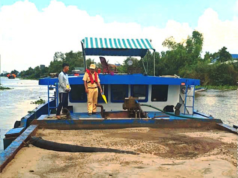 Đồng Tháp xử lý nghiêm vi phạm trên tuyến đường thủy- Ảnh 5. Đồng Tháp xử lý nghiêm vi phạm trên tuyến đường thủy- Ảnh 5.