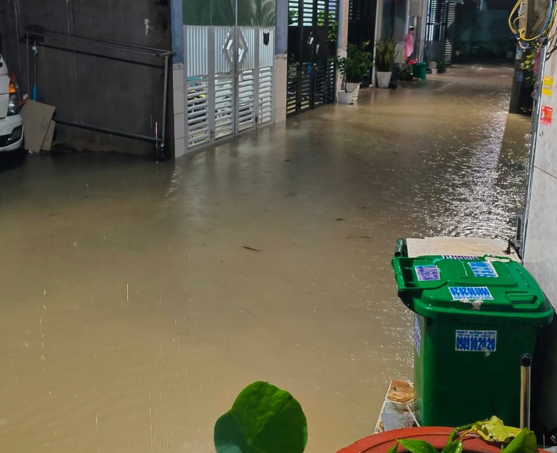 Nhiều khu vực ở Đồng Nai ngập do mưa lớn, người d&acirc;n b&igrave; b&otilde;m lội nước về nh&agrave;- Ảnh 7.