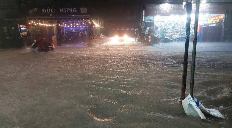 Nhiều khu vực ở Đồng Nai ngập do mưa lớn, người d&acirc;n b&igrave; b&otilde;m lội nước về nh&agrave;- Ảnh 3.