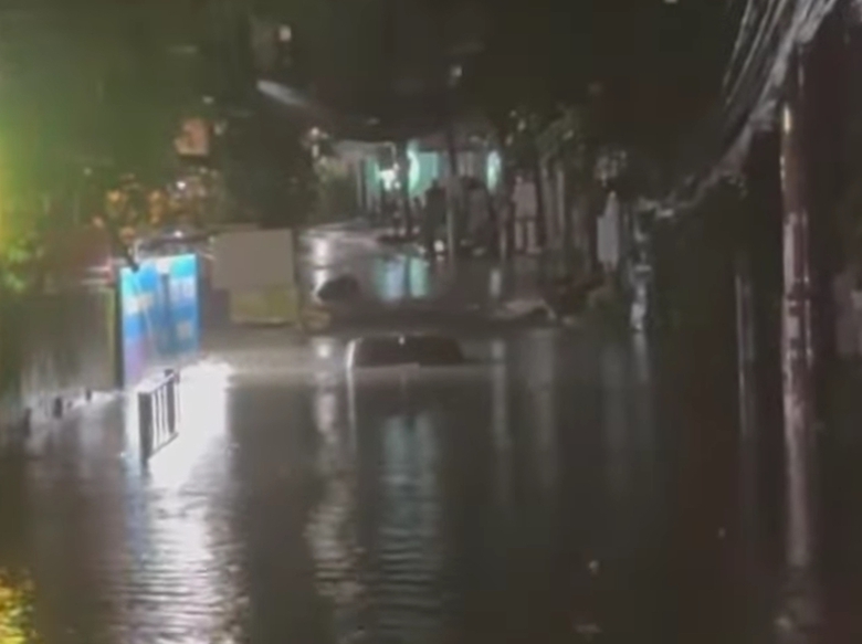 Nhiều khu vực ở Đồng Nai ngập do mưa lớn, người d&acirc;n b&igrave; b&otilde;m lội nước về nh&agrave;- Ảnh 6.