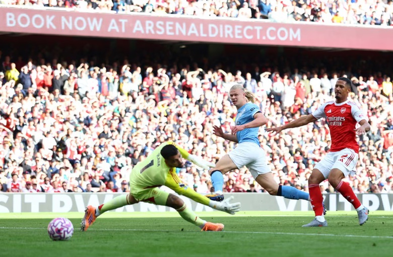 Martinelli h&oacute;a người h&ugrave;ng, Arsenal tho&aacute;t thua trước Man City- Ảnh 1.