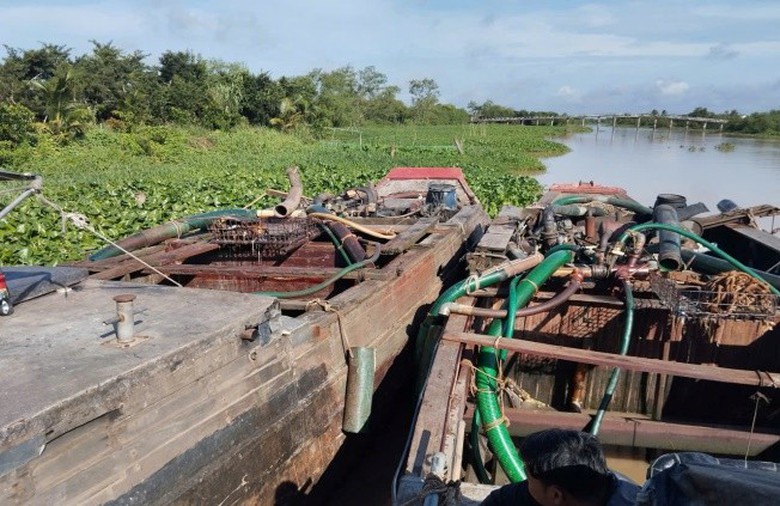 Đồng Tháp xử lý nghiêm vi phạm trên tuyến đường thủy- Ảnh 2. Đồng Tháp xử lý nghiêm vi phạm trên tuyến đường thủy- Ảnh 2.