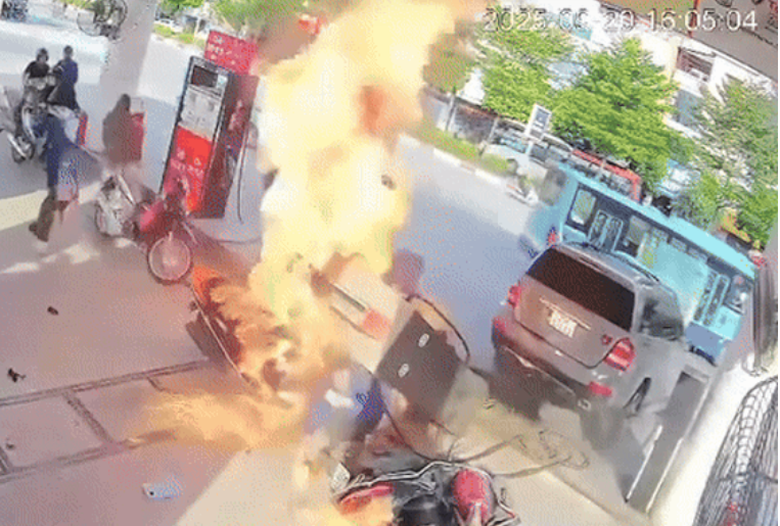 Hà Nội: Ô tô lùi tông đổ trụ bơm xăng gây cháy dữ dội trên đường Trần Vỹ- Ảnh 1. Hà Nội: Ô tô lùi tông đổ trụ bơm xăng gây cháy dữ dội trên đường Trần Vỹ- Ảnh 1.