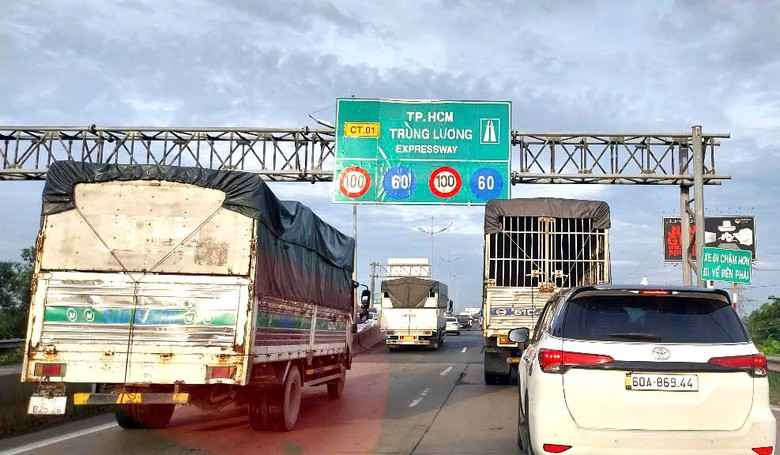 CSGT Đồng Th&aacute;p thu&ecirc; xe đưa rước miễn ph&iacute; th&iacute; sinh đi s&aacute;t hạch l&aacute;i xe ngo&agrave;i tỉnh- Ảnh 1.