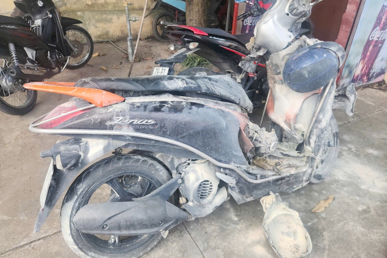 Hà Nội: Ô tô lùi tông đổ trụ bơm xăng gây cháy dữ dội trên đường Trần Vỹ- Ảnh 2. Hà Nội: Ô tô lùi tông đổ trụ bơm xăng gây cháy dữ dội trên đường Trần Vỹ- Ảnh 2.