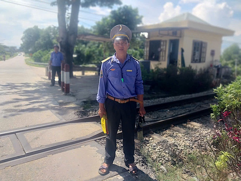 Một người đi xe m&aacute;y tho&aacute;t chết trong gang tấc khi ng&atilde; v&agrave;o đường sắt l&uacute;c t&agrave;u đang lao tới- Ảnh 2.