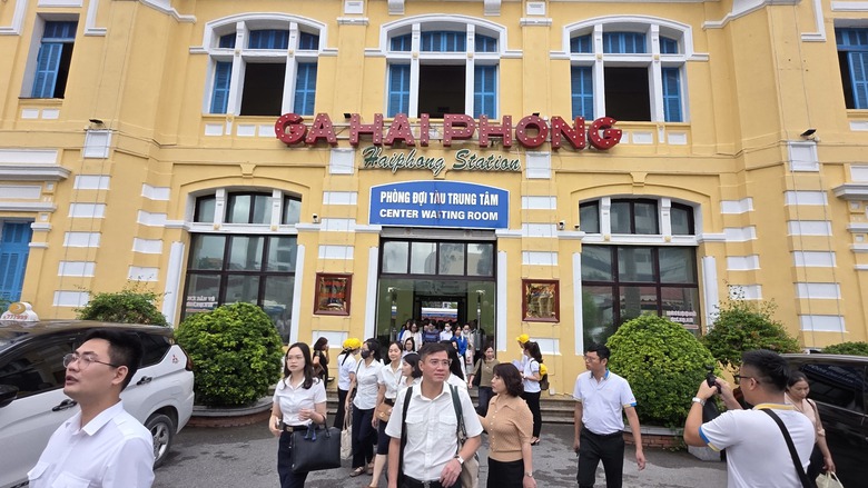 T&agrave;u hỏa chở c&aacute;n bộ, nh&acirc;n vi&ecirc;n Hải Ph&ograve;ng đi l&agrave;m ch&iacute;nh thức vận h&agrave;nh- Ảnh 2.