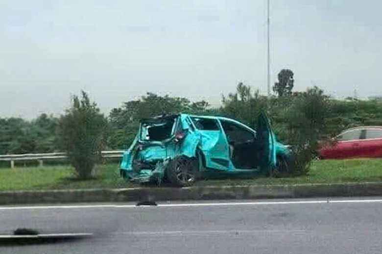 Chiếc xe con bị biến dạng sau vụ tai nạn liên hoàn. Chiếc xe con bị biến dạng sau vụ tai nạn liên hoàn.