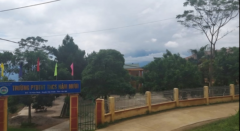 Sập cột trụ cổng trường học ở L&agrave;o Cai, hai anh em ruột tử vong thương t&acirc;m- Ảnh 1.