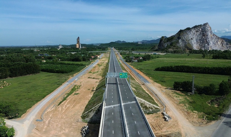 Chính sách đặc thù cấp phép mỏ vật liệu tạo "bàn đạp" đưa loạt cao tốc về đích sớm- Ảnh 3. Chính sách đặc thù cấp phép mỏ vật liệu tạo "bàn đạp" đưa loạt cao tốc về đích sớm- Ảnh 3.