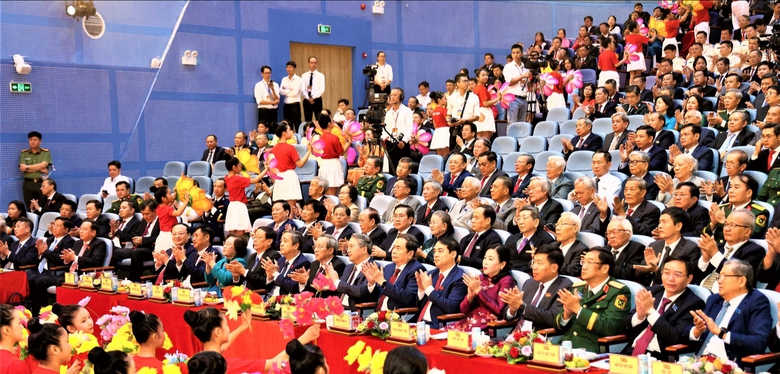 Chủ tịch Quốc hội: Hạ tầng là thế cạnh tranh, mở rộng kết nối cho Khánh Hòa- Ảnh 4. Chủ tịch Quốc hội: Hạ tầng là thế cạnh tranh, mở rộng kết nối cho Khánh Hòa- Ảnh 4.